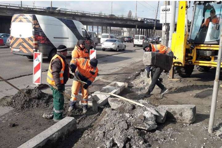 Нові тротуари, освітлення та оглядові майданчики: у Києві тривають капітальні ремонти доріг