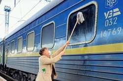 Не витримав бруду. Іноземець самотужки помив вікно українського поїзда (фото)