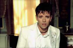 Поп-звезда 90-х переехал из России