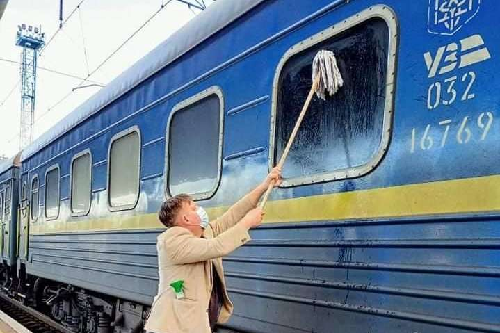 Не выдержал грязи. Иностранец самостоятельно помыл окно украинского поезда (фото)