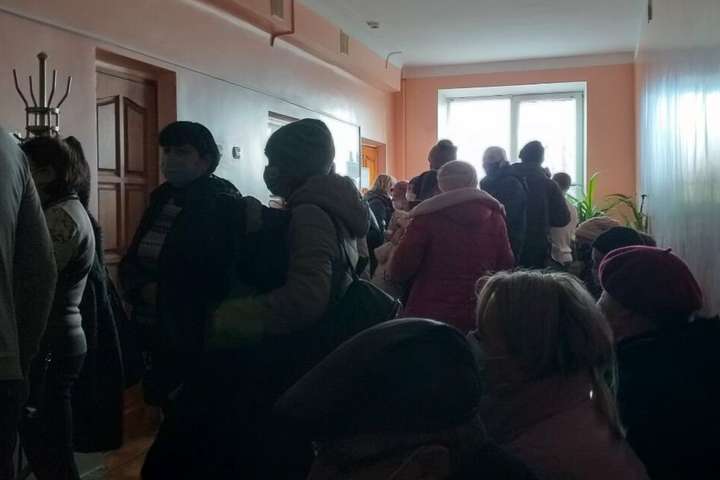 Коронавірусна Луганщина: люди непритомніють у чергах на тестування