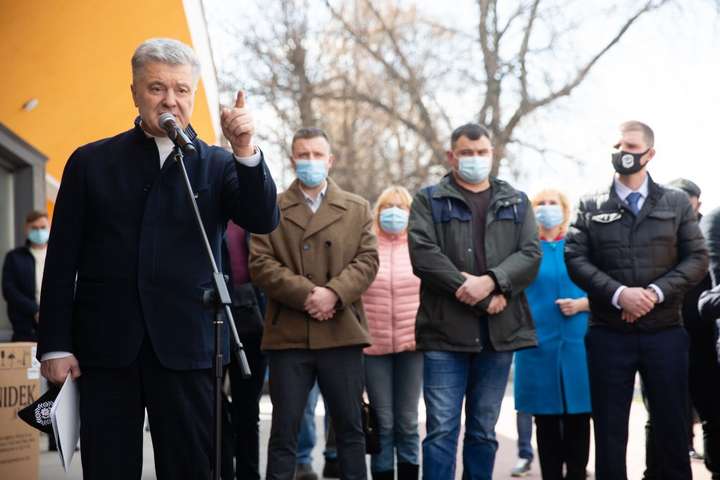 Порошенко вимагає від уряду негайно забезпечити Україну мільйонами доз вакцини