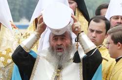 Російською православною Церквою в Україні було ініційовано більше 100 судових процесів щодо законності зміни православними релігійними громадами України свого підпорядкування