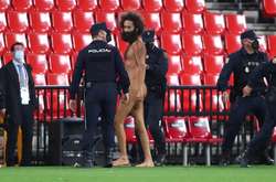 Голий вболівальник без маски перервав матч Ліги Європи 