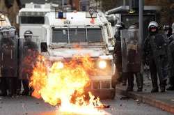 Учасники заворушень кидали у правоохоронців пляшки із запалювальною сумішшю