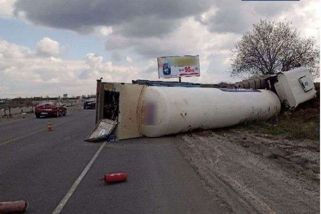 ДТП під Києвом: на трасі перекинулася фура з небезпечним вантажем 