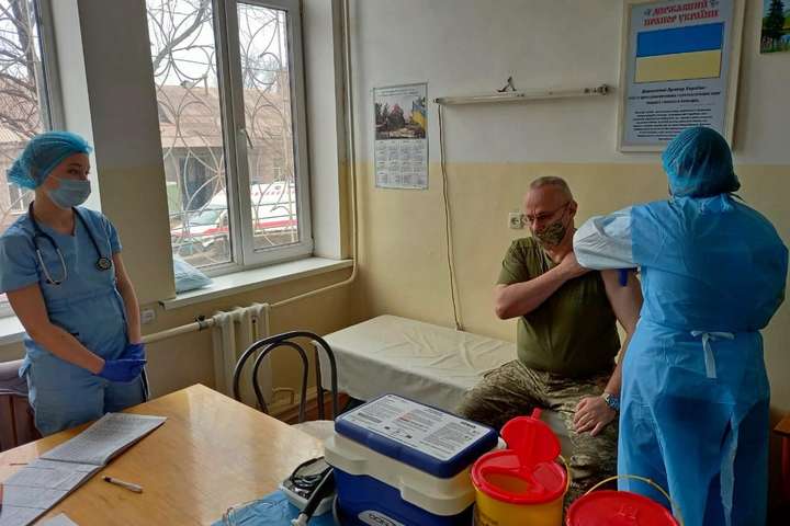 Хомчак вакцинувався від коронавірусу в районі ООС (фото)