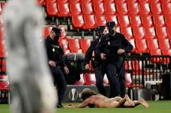 Голий молодик на матчі Ліги Європи 14 годин ховався під брезентом