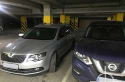 У Луцьку в елітному житловому комплексі Яровиця неадекватний чоловік побив майже десяток автомобілів