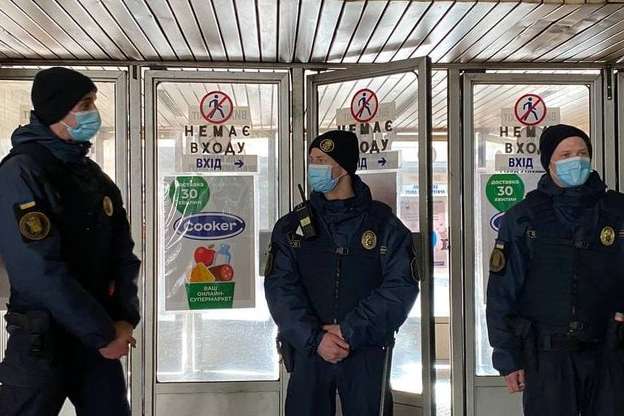 Біля станції київського метро затримали чоловіків з бойовими гранатами (фото)