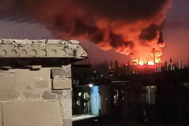 В окупованому Донецьку горить м'ясокомбінат: чутні вибухи (відео)
