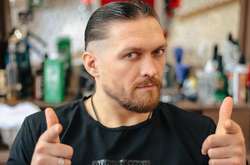 Усик перед власним шоу збрив скроні: боксер кардинально змінив імідж (фото, відео)