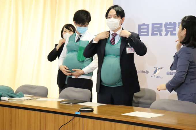 Японські депутати носили накладні животи, щоб краще зрозуміти вагітних жінок