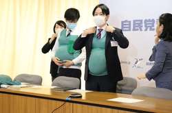 Японські депутати носили накладні животи, щоб краще зрозуміти вагітних жінок