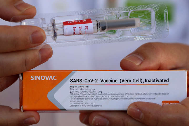 Китай поставив під сумнів ефективність власних вакцин 