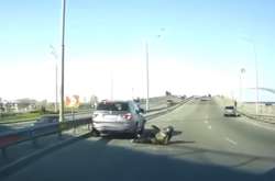 Невдале буксирування. На Гаванському мосту мотоцикліст потрапив під автівку (відео)