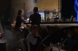 За зачиненими дверима ресторану патрульні виявили повно відвідувачів