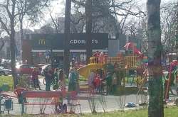 Під час карантину на дитячих майданчиках гуляють діти