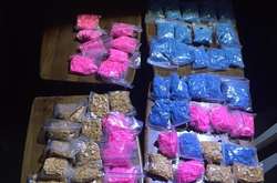 Під час обшуку у підозрюваних правоохоронці виявили пакети з наркотичними речовинами