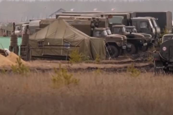 Як виглядає величезний табір російських військ на кордоні з Україною: відео зсередини 
