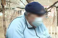 В грудні 2019 року підозрюваний шахрайським шляхом заволодів автомобілем ВАЗ-2108, який належав 80-річному пенсіонеру, який має інвалідність