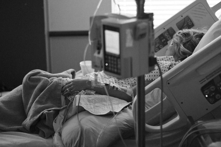 В марте госпитализировали почти 100 тысяч пациентов с Covid-19 – больше всего от начала пандемии