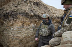  Під час робочої поїздки на Донбас президент Володимир Зеленський провів ніч у місцях дислокації захисників 