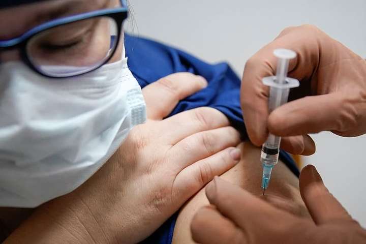Вчителів, які працюватимуть на ЗНО, планують вакцинувати