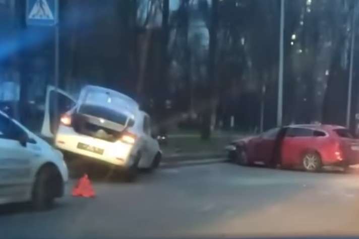 Серйозна ДТП у Києві: на «зебрі» зіткнулися таксі Uber і Mazda (відео)