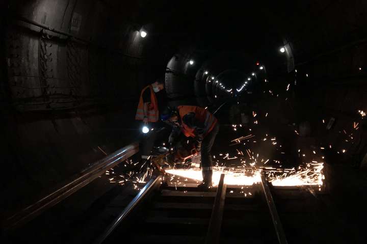 Вночі в тунелях київської підземки кипить робота: що відбувається