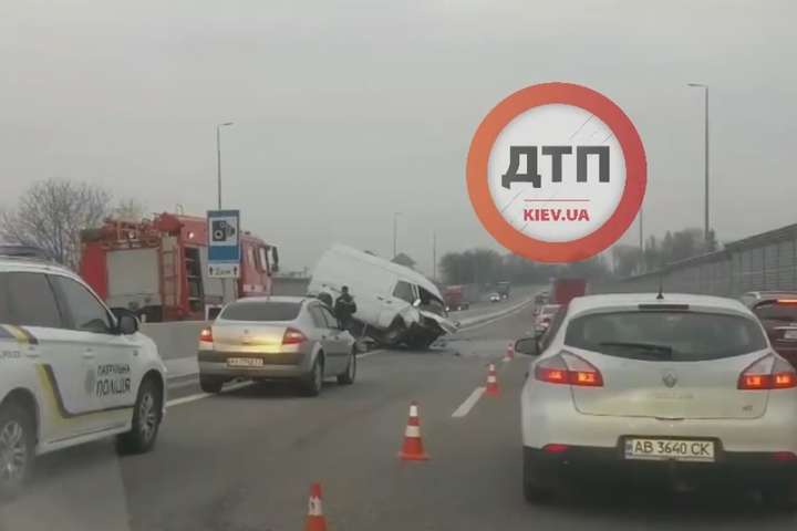 Смертельна ДТП під Києвом: водій буса врізався у відбійник (відео)