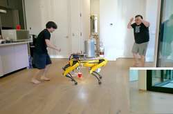 Блогер научил робота Boston Dynamics писать пивом в стакан (видео)