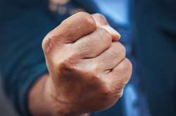 Молодик бив батька руками і ногами