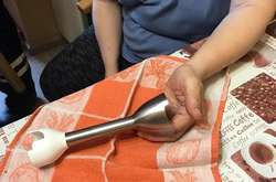  Жінка засунула пальці до насадки ручного блендера і застрягла у ній 