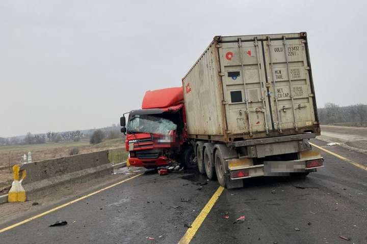 Чергова ДТП на трасі Київ – Одеса: Renault врізався у вантажівку (фото)