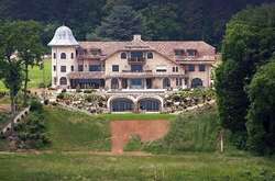 Потрібні гроші на лікування: продають будинок-казку легенди «Формули-1» Шумахера 