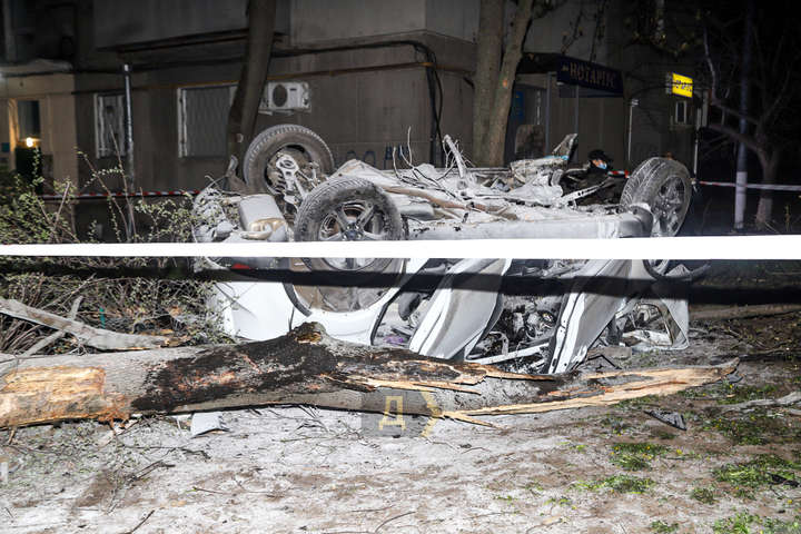 В Одесі автомобіль вилетів з дороги у двір: одна людина загинула, четверо постраждали
