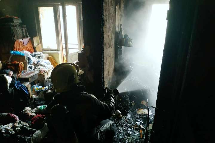 На Київщині пожежа в захаращеній мотлохом квартирі ледь не призвела до трагедії (фото, відео)