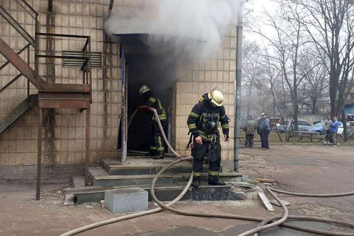 На заводі в Києві сталась пожежа (фото)
