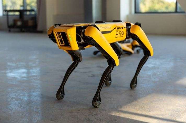 Американець показав робота-собаку, який вміє розливати пиво