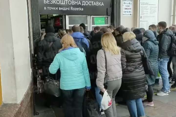 Локдаун по-київськи: в метро натовп, перепустки в автобусах не перевіряють (відео)