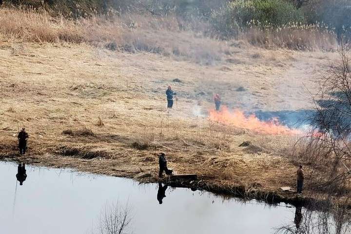 У Білорусі чоловік незворушно рибалив на тлі бурхливої пожежі  (відео)