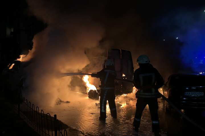Пожежні не змогли під'їхати. Як під Києвом згоріли чотири автівки (фото, відео)