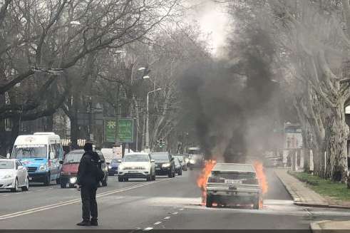 Пожежа в Одесі: біля облради загорівся автомобіль (відео)