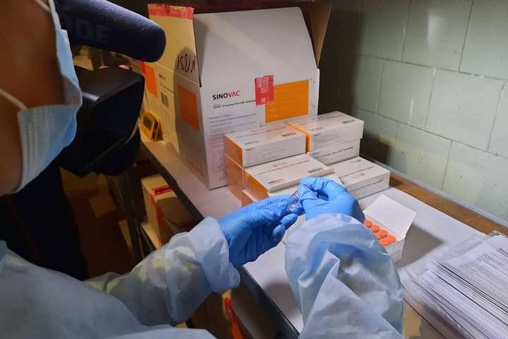 На Вінниччині понад 400 вчителів, які будуть задіяні в ЗНО, погодились на вакцинацію