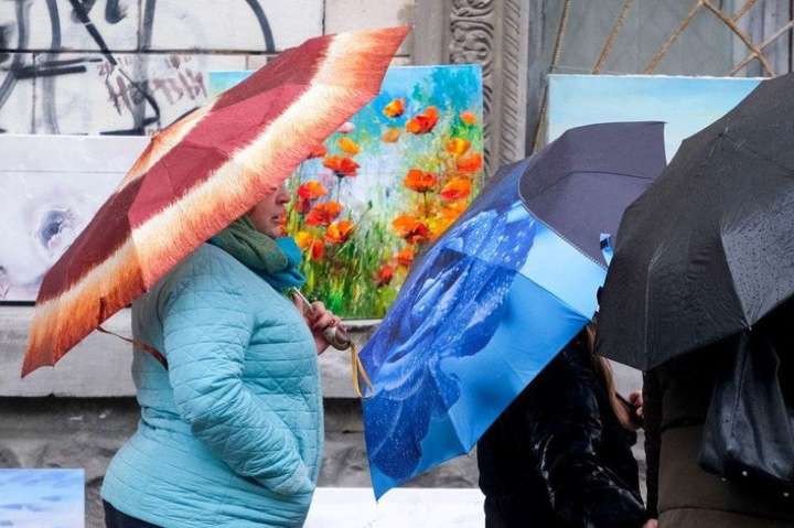 Мокрий сніг та дощі: прогноз погоди в Україні на 15 квітня