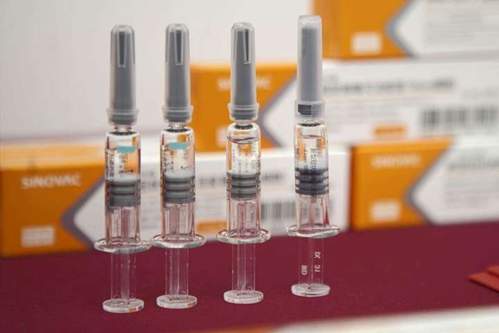 Китайська вакцина CoronaVac затримується. «Лекхім» має сплатити 38 млн грн штрафу та пені