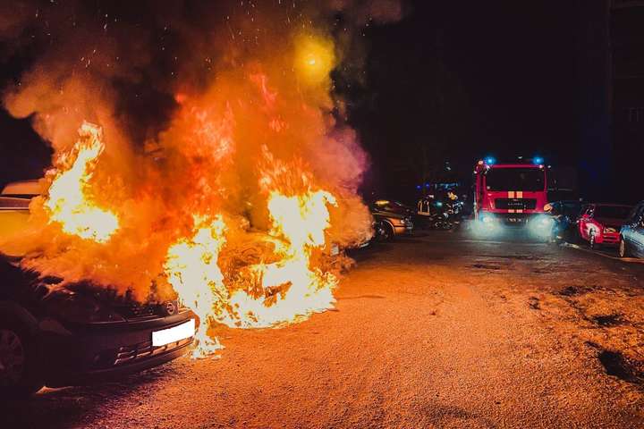 Масштабна нічна пожежа в Києві: на Оболоні палали автомобілі (фото, відео)