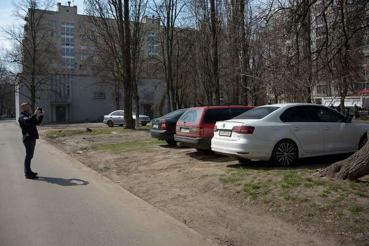 Інспектори пройшлися дворами і понавиписували штрафів за парковку на газонах (фото)
