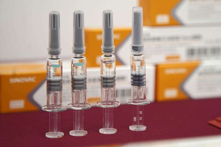 Китайская вакцина CoronaVac задерживается. «Лекхим» должен заплатить 38 млн грн штрафа и пени